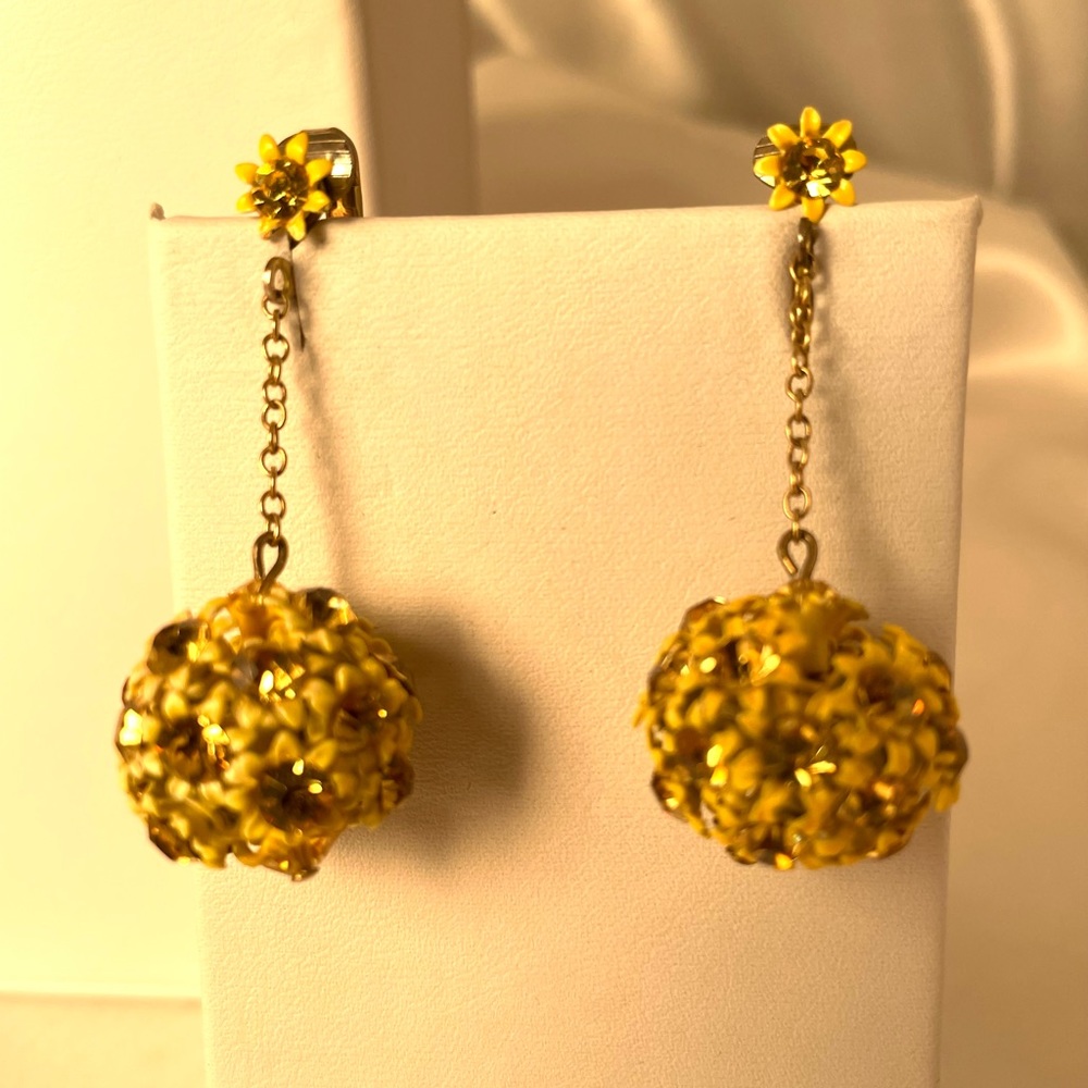 Couture Vintage 1960’s “mod” yellow enamel and yellow rhinestone flower earrings
